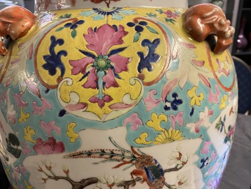 Un vase couvert en porcelaine de Chine famille rose et un vase &agrave; d&eacute;cor de p&ecirc;ches, 19/20&egrave;me