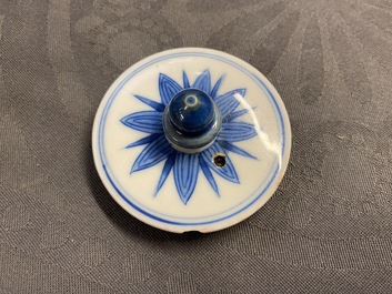 Une th&eacute;i&egrave;re couverte en porcelaine de Chine en bleu et blanc, Kangxi