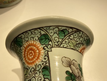 Un vase en porcelaine de Chine famille verte et un en bleu et blanc, 19&egrave;me