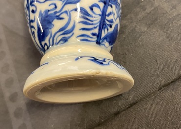 Twee Chinese blauw-witte bekers en een flesvormige vaas, Kangxi/Qianlong