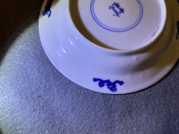 Vijf Chinese blauw-witte koppen en schotels, Chenghua merk, Kangxi