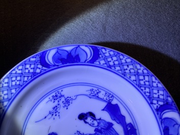 Cinq tasses et soucoupes en porcelaine de Chine en bleu et blanc, marque de Chenghua, Kangxi