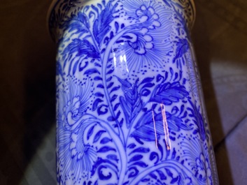 Deux gobelets et un vase de forme bouteille en porcelaine de Chine en bleu et blanc, Kangxi/Qianlong