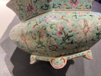 Une paire de jardini&egrave;res sur supports en porcelaine de Chine famille rose, marque de Qianlong, Jiaqing