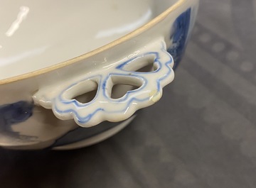 Un bol couvert en porcelaine de Chine en bleu, blanc et rouge, marque de Chenghua, Kangxi