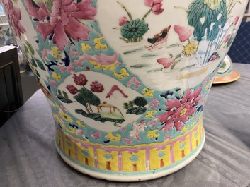 Un vase couvert en porcelaine de Chine famille rose et un vase &agrave; d&eacute;cor de p&ecirc;ches, 19/20&egrave;me