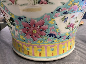 Un vase couvert en porcelaine de Chine famille rose et un vase &agrave; d&eacute;cor de p&ecirc;ches, 19/20&egrave;me