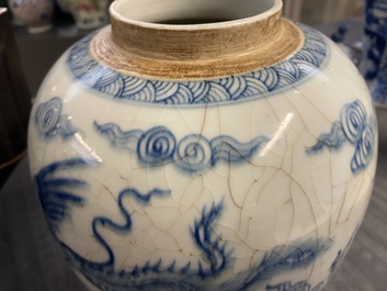 Een Chinese blauw-witte gemberpot met een draak en een feniks, Yongzheng