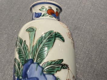 Un vase de forme rouleau en porcelaine de Chine wucai, &eacute;poque Transition