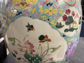 Un vase couvert en porcelaine de Chine famille rose et un vase &agrave; d&eacute;cor de p&ecirc;ches, 19/20&egrave;me