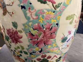 Un vase couvert en porcelaine de Chine famille rose et un vase &agrave; d&eacute;cor de p&ecirc;ches, 19/20&egrave;me