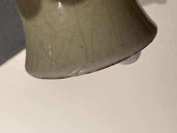 A Chinese monochrome peachbloom glazed vase, 18/19th C.