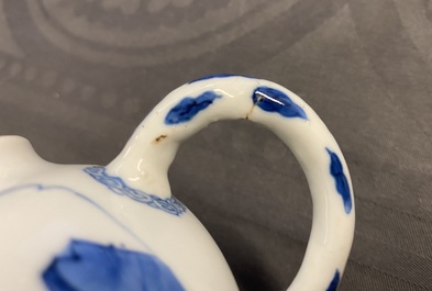 Une th&eacute;i&egrave;re couverte en porcelaine de Chine en bleu et blanc, Kangxi