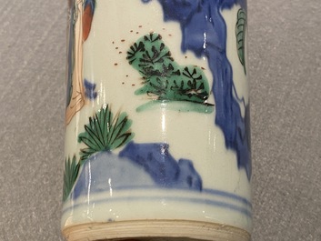 Un vase de forme rouleau en porcelaine de Chine wucai, &eacute;poque Transition