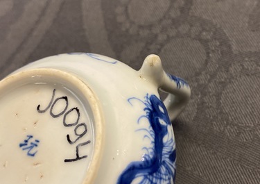 Une th&eacute;i&egrave;re miniature en porcelaine de Chine en bleu et blanc, marque de Chenghua, Kangxi