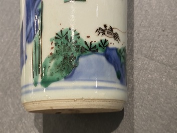 Un vase de forme rouleau en porcelaine de Chine wucai, &eacute;poque Transition