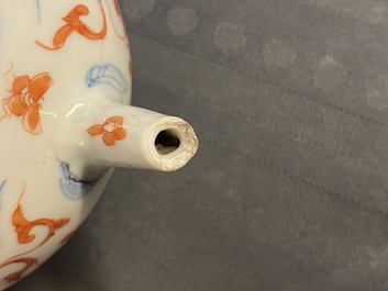 Een zeldzame blauw-witte, ijzerrode en vergulde driepotige theepot met deksel, Kangxi