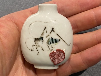 Une tabati&egrave;re en porcelaine de Chine &agrave; d&eacute;cor de sauterelles, marque et &eacute;poque de Daoguang