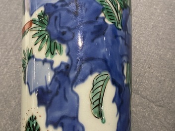 Un vase de forme rouleau en porcelaine de Chine wucai, &eacute;poque Transition