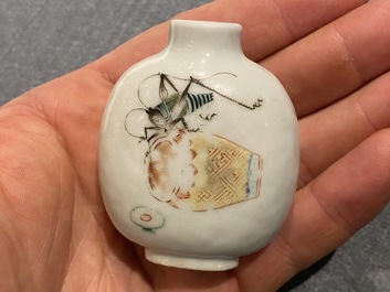 Une tabati&egrave;re en porcelaine de Chine &agrave; d&eacute;cor de sauterelles, marque et &eacute;poque de Daoguang