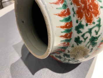 Un vase couvert en porcelaine de Chine wucai, &eacute;poque Transition