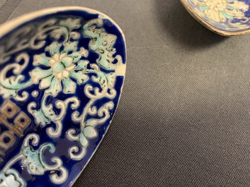 Cinq cuill&egrave;res en porcelaine de Chine &agrave; fond bleu, dont une paire marque et &eacute;poque de Tongzhi