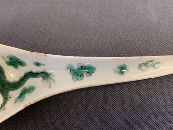 Cinq cuill&egrave;res en porcelaine de Chine en bleu et blanc et famille verte, 19/20&egrave;me