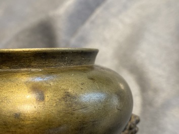 Een Chinese bronzen wierookbrander, Xuande merk, 17/18e eeuw