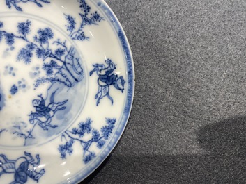 Zes Chinese blauw-witte koppen en schotels met ruiters te paard, Kangxi