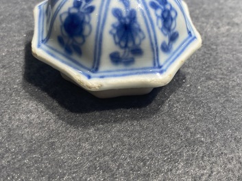 Een Chinese blauw-witte theepot met deksel, Kangxi