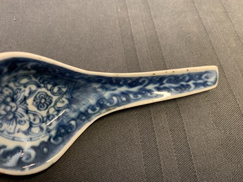 Twenty Chinese blue and white spoons, 19/20th C.