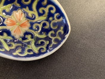 Cinq cuill&egrave;res en porcelaine de Chine polychrome, 19/20&egrave;me