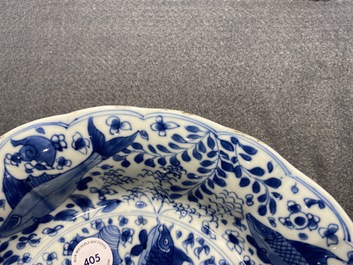 Un plat godronn&eacute; en porcelaine de Chine en bleu et blanc &agrave; d&eacute;cor de poissons, Chine, Kangxi