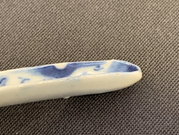 Cinq cuill&egrave;res en porcelaine de Chine en bleu et blanc, 19&egrave;me