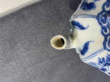 Een Chinese blauw-witte theepot met deksel, Kangxi