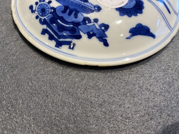 Een paar Chinese blauw-witte dekselkommen met antiquiteiten, Kangxi