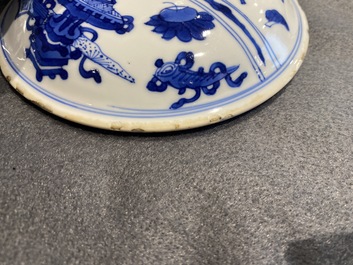 Une paire de bols couverts en porcelaine de Chine en bleu et blanc &agrave; d&eacute;cor d'antiquit&eacute;s, Kangxi