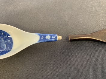 Five Chinese blue and white and polychrome 'dragon' spoons, 19/20th C.