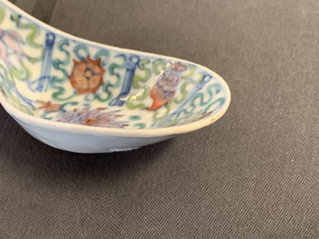 Trois cuill&egrave;res en porcelaine de Chine doucai, 19&egrave;me