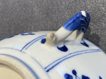 Een paar Chinese blauw-witte dekselkommen met antiquiteiten, Kangxi