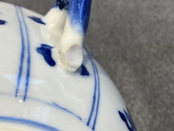 Een paar Chinese blauw-witte dekselkommen met antiquiteiten, Kangxi