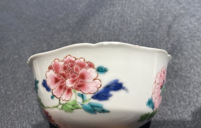 Une tasse et soucoupe en porcelaine de Chine famille rose &agrave; d&eacute;cor d'un coq, Yongzheng