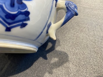 Une paire de bols couverts en porcelaine de Chine en bleu et blanc &agrave; d&eacute;cor d'antiquit&eacute;s, Kangxi