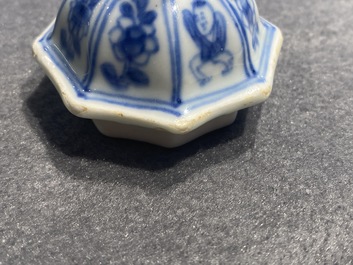 Een Chinese blauw-witte theepot met deksel, Kangxi