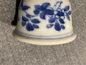 Vier Chinese blauw-witte miniatuur vazen en een huqqa basis, Kangxi