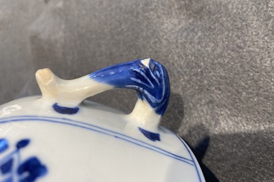 Une paire de bols couverts en porcelaine de Chine en bleu et blanc &agrave; d&eacute;cor d'antiquit&eacute;s, Kangxi