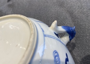 Een paar Chinese blauw-witte dekselkommen met antiquiteiten, Kangxi