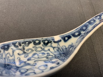 Twenty Chinese blue and white spoons, 19/20th C.