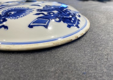 Een paar Chinese blauw-witte dekselkommen met antiquiteiten, Kangxi