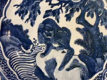 Un grand plat en porcelaine de Chine en bleu et blanc de type kraak &agrave; d&eacute;cor d'un animal mythique, Wanli